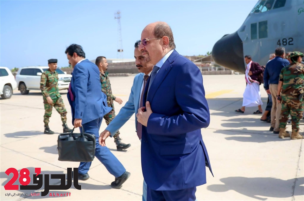 رئيس الوزراء يصل عدن لمباشرة مهامه ويؤكد عزم الحكومة مواجهة التحديات