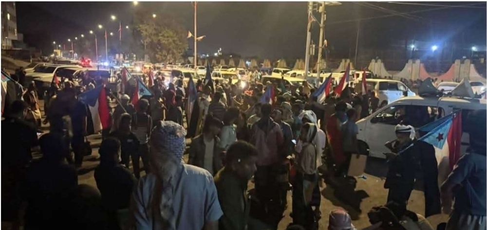 مستجدات احتجاجات الانتقالي بعدن... انتشار للحزام الأمني واشتباكات مع حراسة "معاشيق"