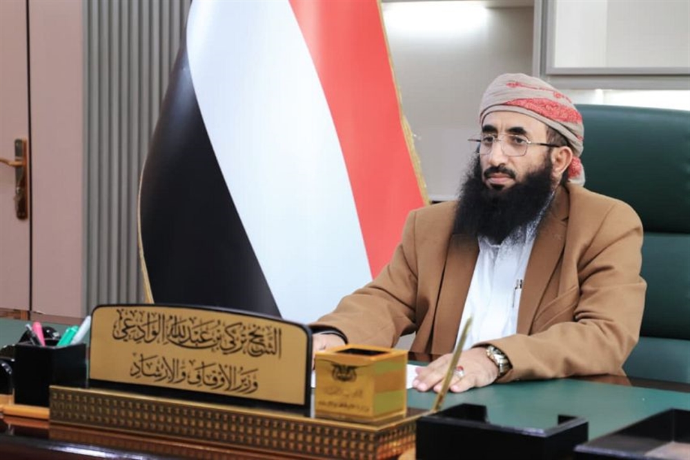 وزير الأوقاف يحذر من مخاطر الخروج على مؤسسات الدولة