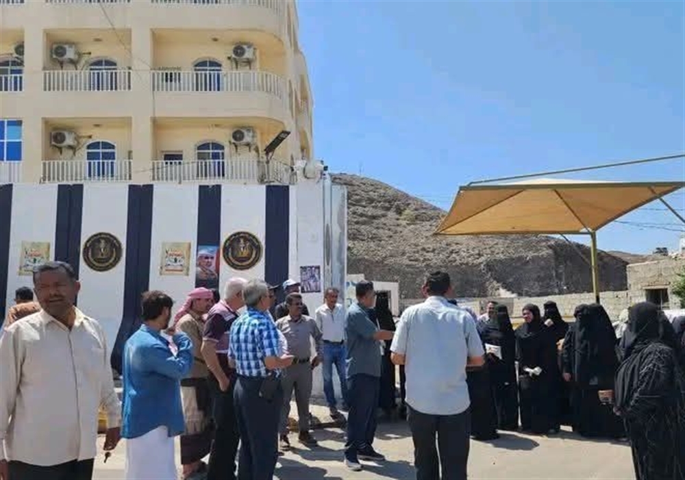قوات عسكرية تغلق مقر الأمانة العامة للمجلس الانتقالي المنحل في عدن