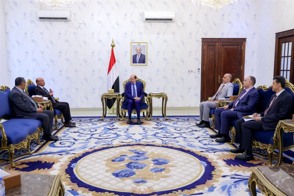 رئيس الوزراء يوجه بالبدء بتسليم المرتبات بشكل عاجل