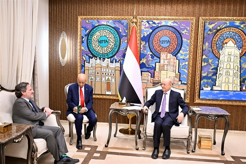 العليمي يؤكد المضي في إعادة تفعيل مؤسسات الدولة وتوحيد القرار الأمني والعسكري