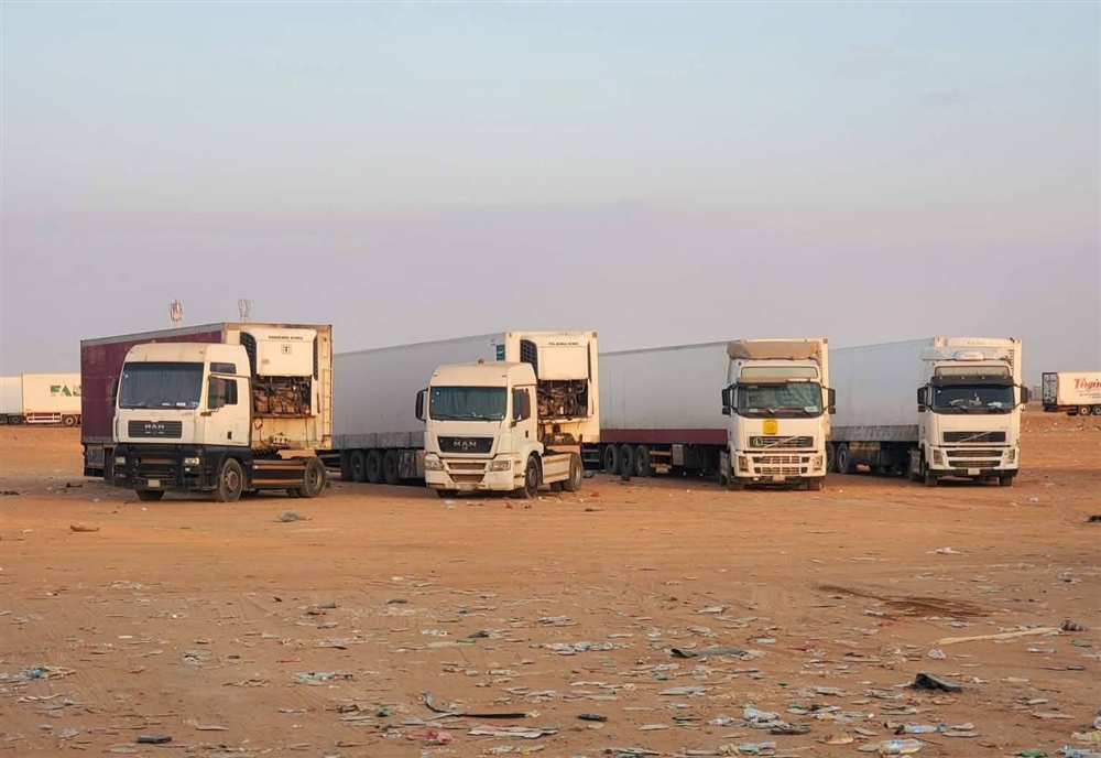 تكدّس مئات الشاحنات المحمّلة بالخضروات والفواكه في منفذ الوديعة