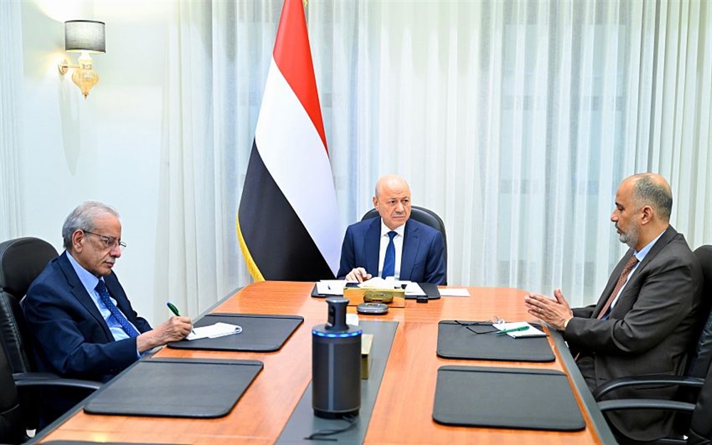 العليمي يناقش مستجدات الأوضاع الاقتصادية مع لجنة الأزمات ويشدد على أهمية الجاهزية لمواجهة أي سيناريوهات محتملة