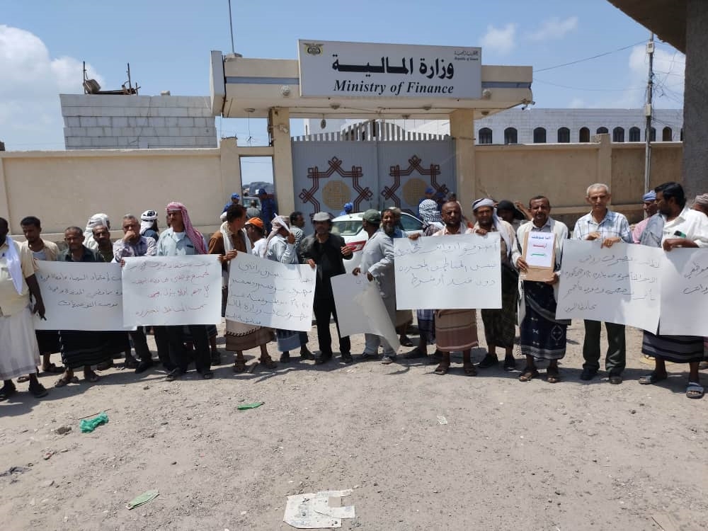 توجيهات حكومية بحل قضية رواتب الموظفين النازحين
