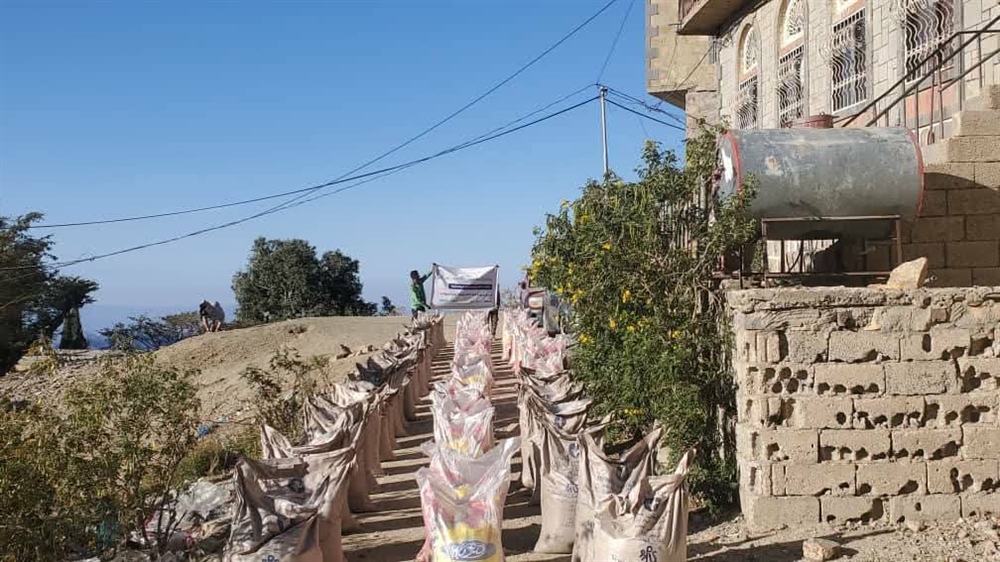 تعز.. جمعية خيرية تنفذ مشروع السلة الرمضانية في صبر الموادم