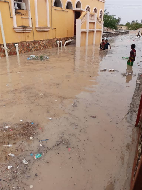 حضرموت.. مواطنون يطالبون بسرعة إصلاح الطرق المتضررة جراء السيول في الريدة