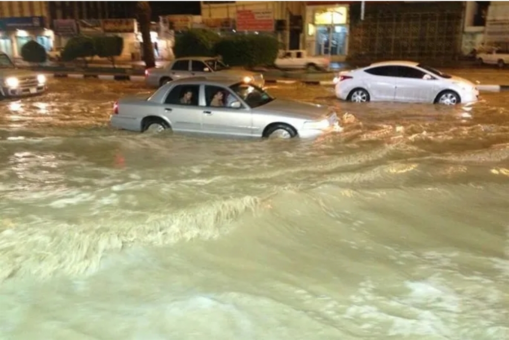 مفاجأة مناخية في الجزيرة العربية.. هل تتسبب العاصفة الرعدية في فيضانات؟