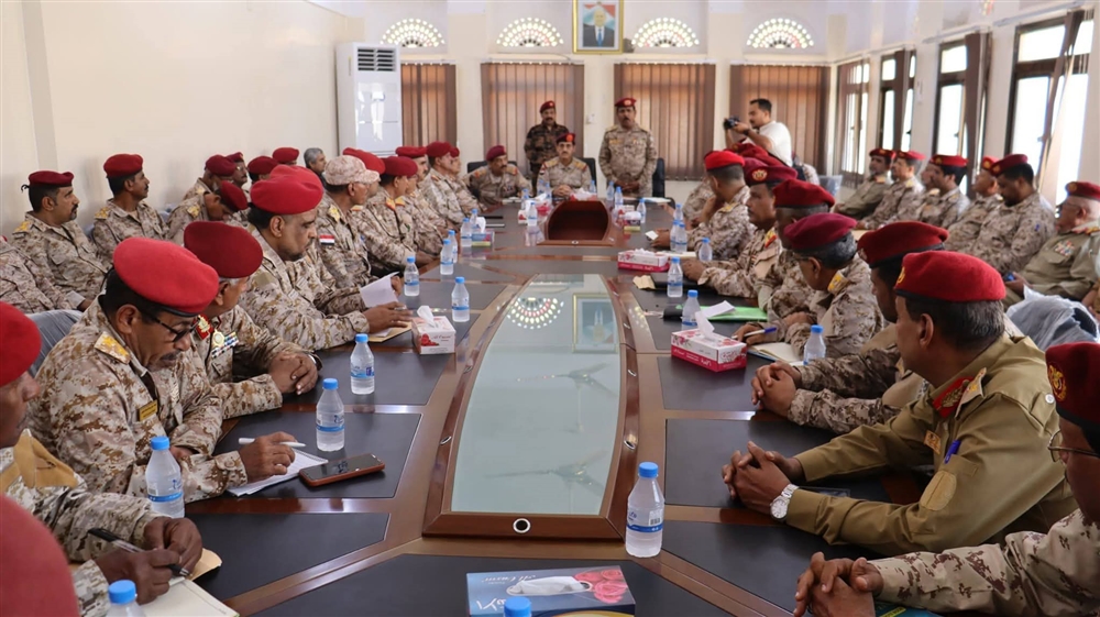 وزير الدفاع يؤكد تعزيز الجاهزية القتالية خلال اجتماع موسع مع قيادة المنطقة العسكرية الثانية