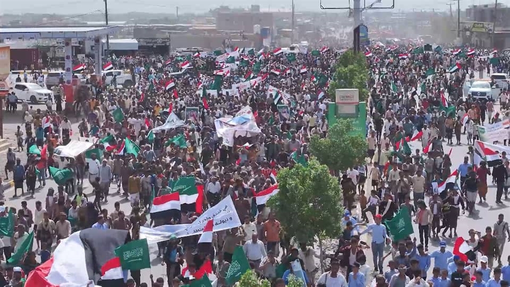 مظاهرة حاشدة في المخا تندد بهجمات إيران وتؤكد التضامن مع دول الخليج والأردن