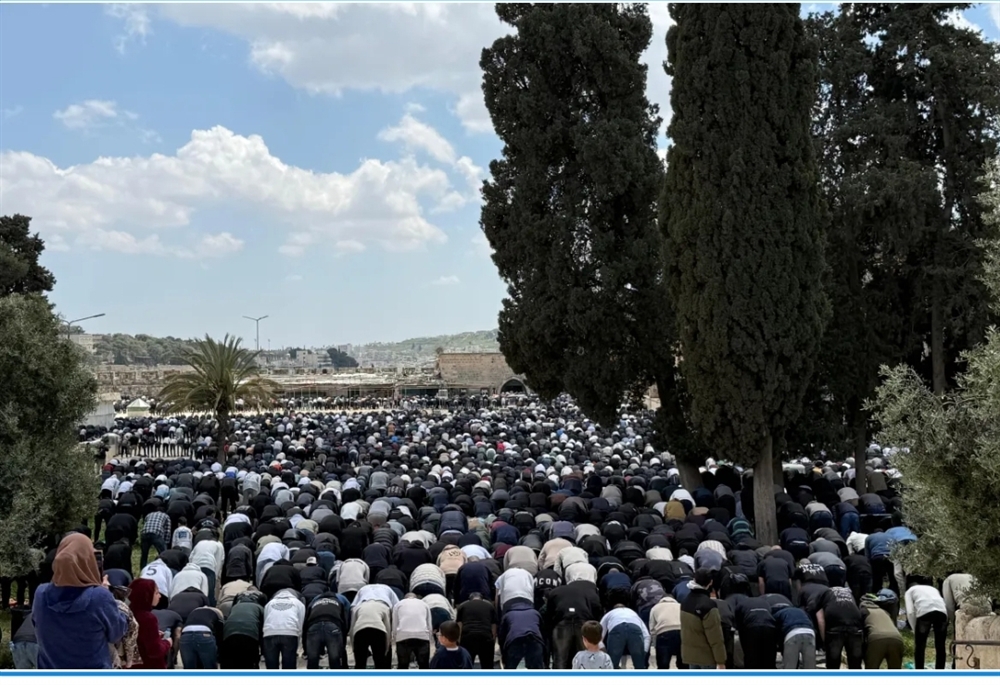 بعد منعها 5 أسابيع.. 100 ألف يؤدون صلاة الجمعة بالمسجد الأقصى