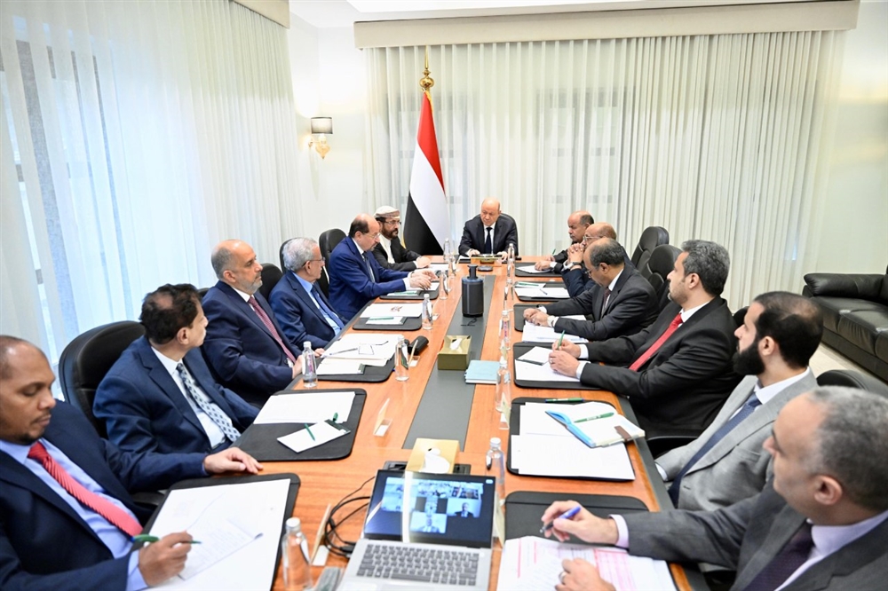 العليمي يوجه باتخاذ إجراءات صارمة لإنهاء اختلالات توريد الإيرادات