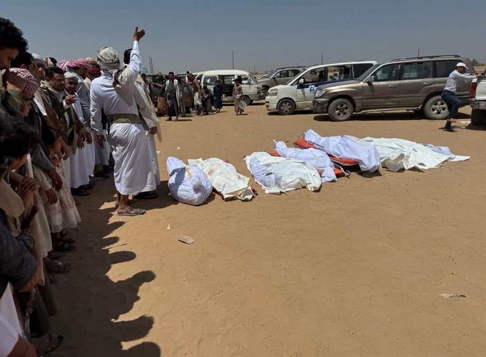 تشييع 10 من أسرة واحدة قضوا في حريق منزل بمأرب