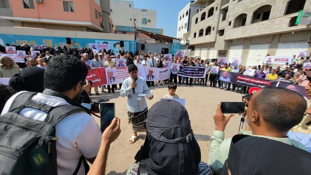 عدن.. وقفة احتجاجية تندد باغتيال عبد الرحمن الشاعر وتطالب بسرعة ضبط الجناة