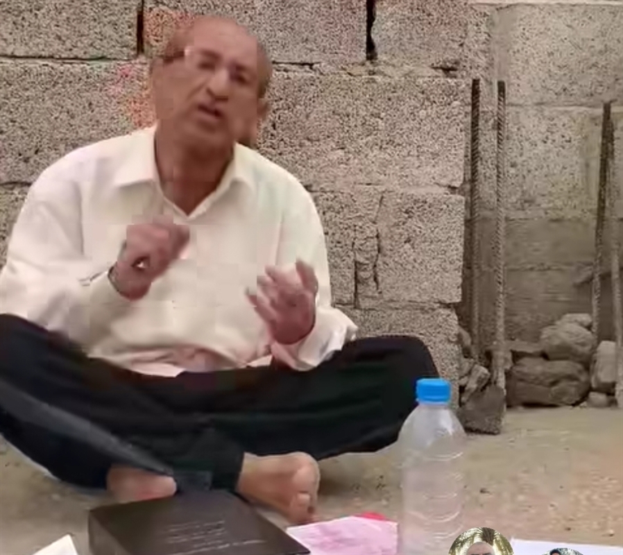 أكاديمي في جامعة تعز يلوّح بإحراق كتبه احتجاجاً على تدهور الأوضاع
