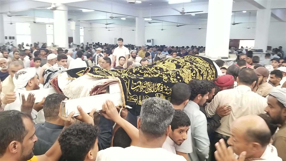 المئات من المواطنين والتربويون يشيعون الدكتور عبد الرحمن الشاعر في عدن