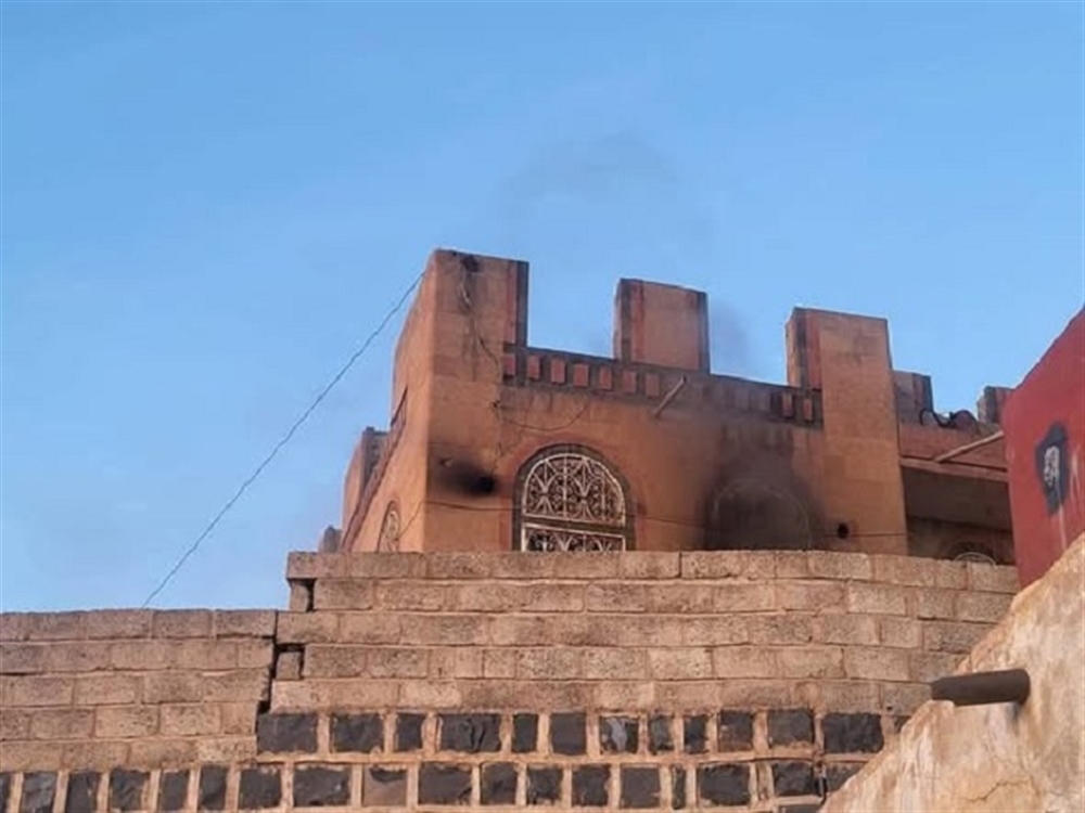مليشيا الحوثي تحرق منزل شيخ قبلي في صنعاء
