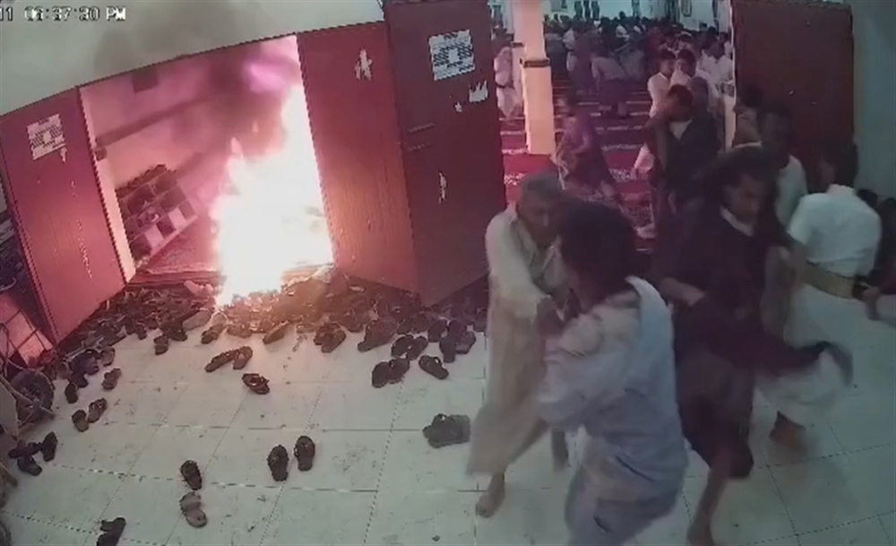 جريح حرب يضرم النار في جسده داخل مسجد بمدينة مأرب