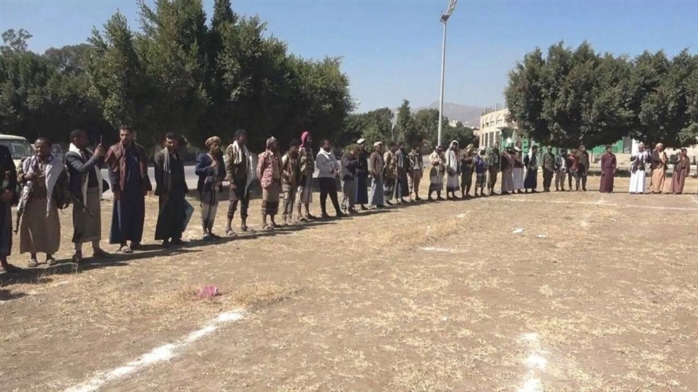 شبكة حقوقية تحذر من تصاعد حملات التجنيد الحوثية بحق المهمشين وكبار السن