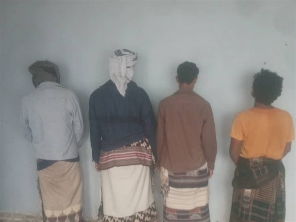 أبين.. القبض على 4 متورطين في اعتراض سائقي القواطر وابتزازهم