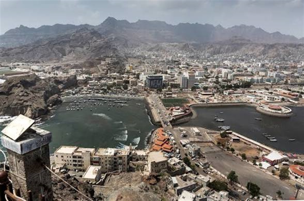 عدن.. مسلحون يقتحمون قسم شرطة الممدارة ويعتدون على أفراد من طاقمه