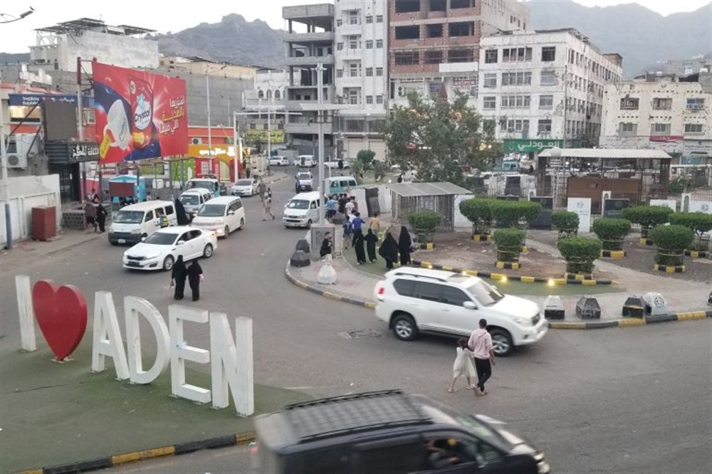 عدن.. مواطنون يشكون من زيادة ساعات انطفاء الكهرباء تزامناً مع ارتفاع درجات الحرارة