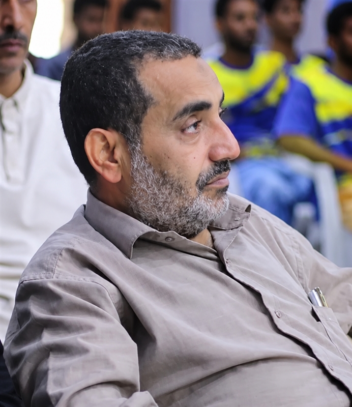 تعز.. أحد أعيان المخا يروي تفاصيل احتجازه ومصادرة هاتفه من قبل قوات طارق صالح