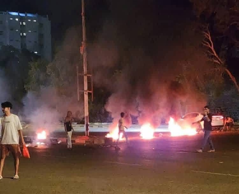عدن.. إصابة شاب برصاص في الرأس خلال احتجاجات للمطالبة بالكهرباء