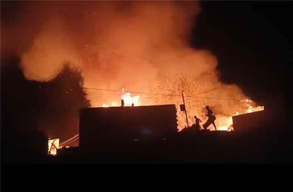 أبين.. حريق يلتهم منازل في جعار ويخلف خسائر مادية