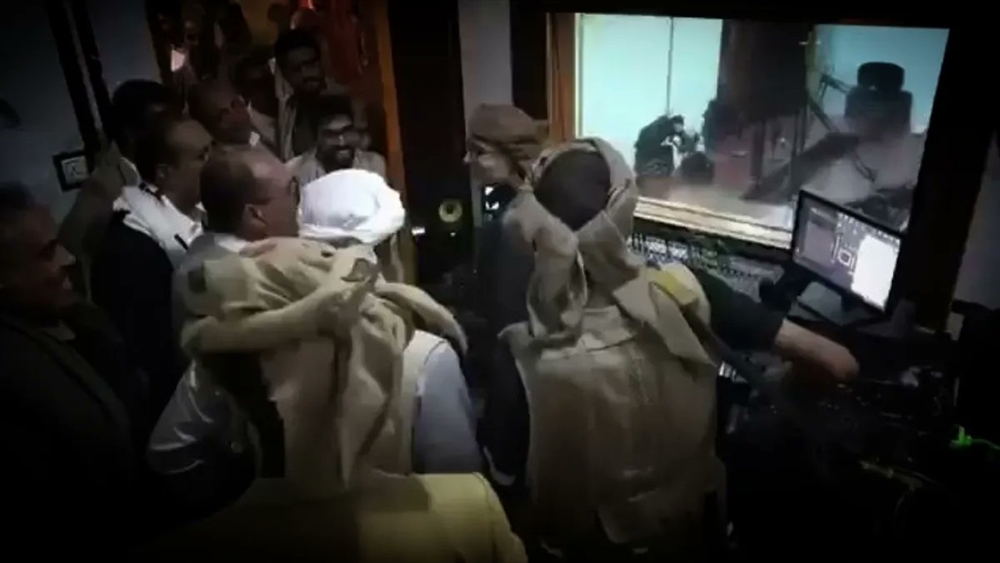 مركز حقوقي يؤكد تحويل الحوثيين لمنزل شيخ قبلي في البيضاء إلى محطة إذاعية بعد مصادرته