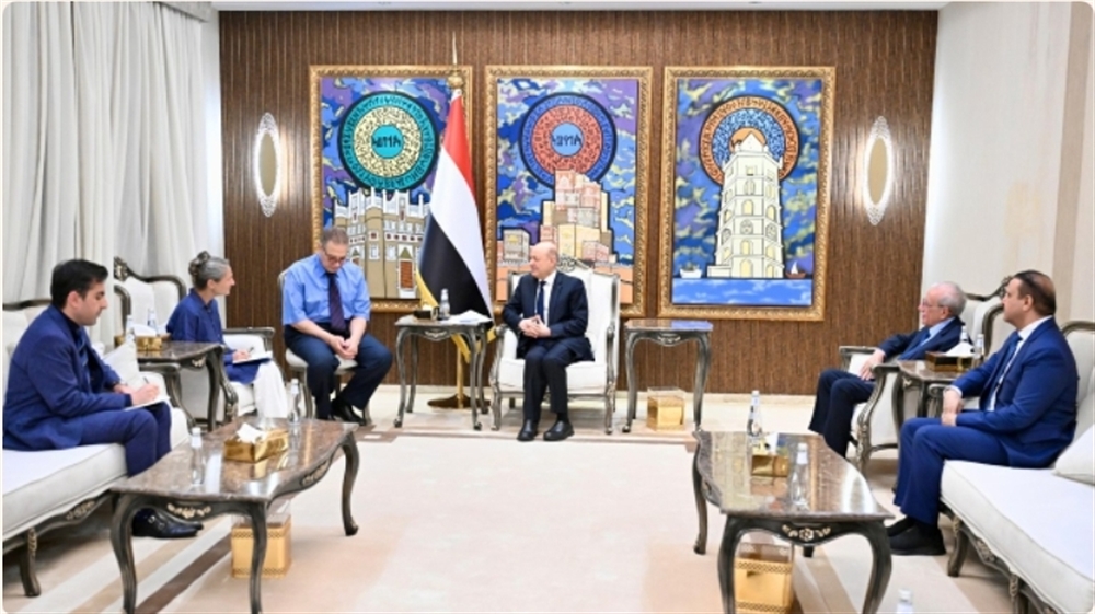 العليمي يدعو أوروبا إلى تشديد العقوبات على الحوثيين ودعم برامج التعافي في اليمن
