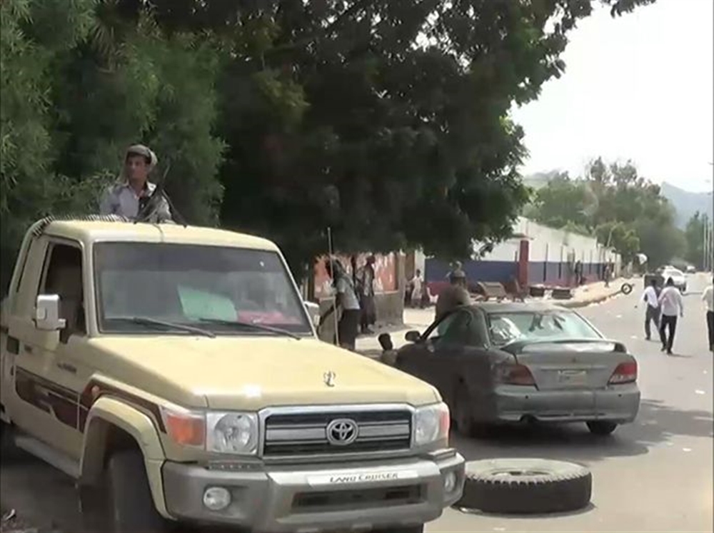 عدن.. مسلحون يحاصرون مقر البحث الجنائي في خور مكسر بهدف إطلاق سراح أحد العناصر