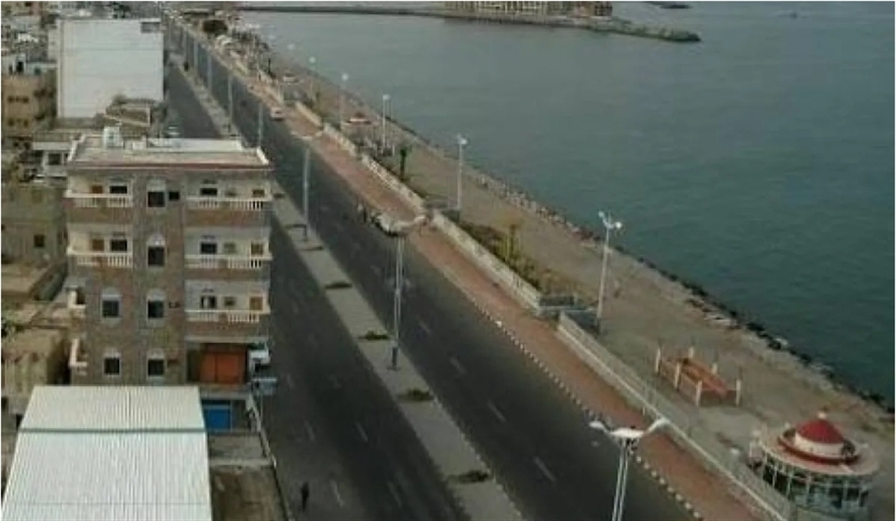 محكمة خاضعة للحوثيين تقضي بإخلاء عشرات الأسر من منازلها في الحديدة