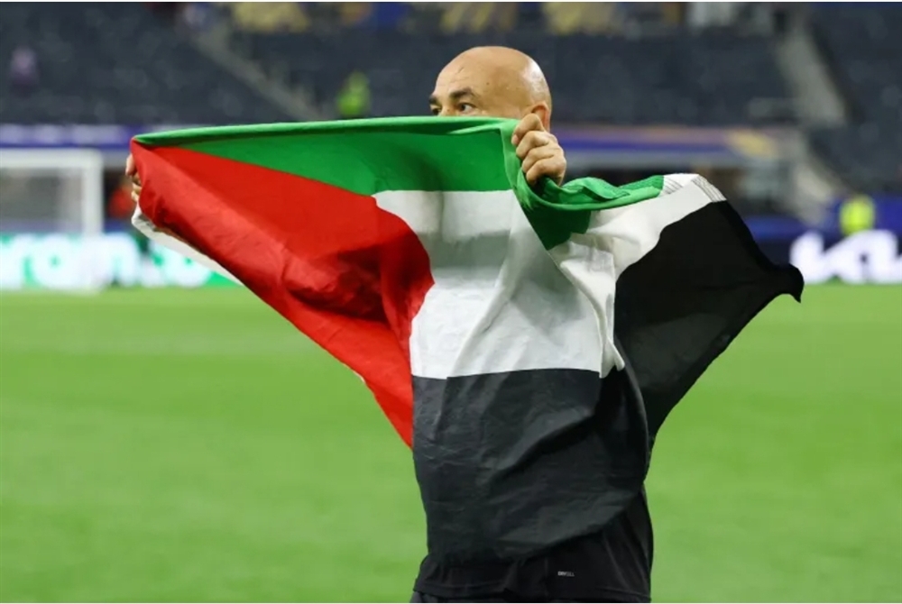 "فيفا" يحسم الحدل بشأن فرض عقوبات على مدرب المنتخب المصري بعد رفعه علم فلسطين