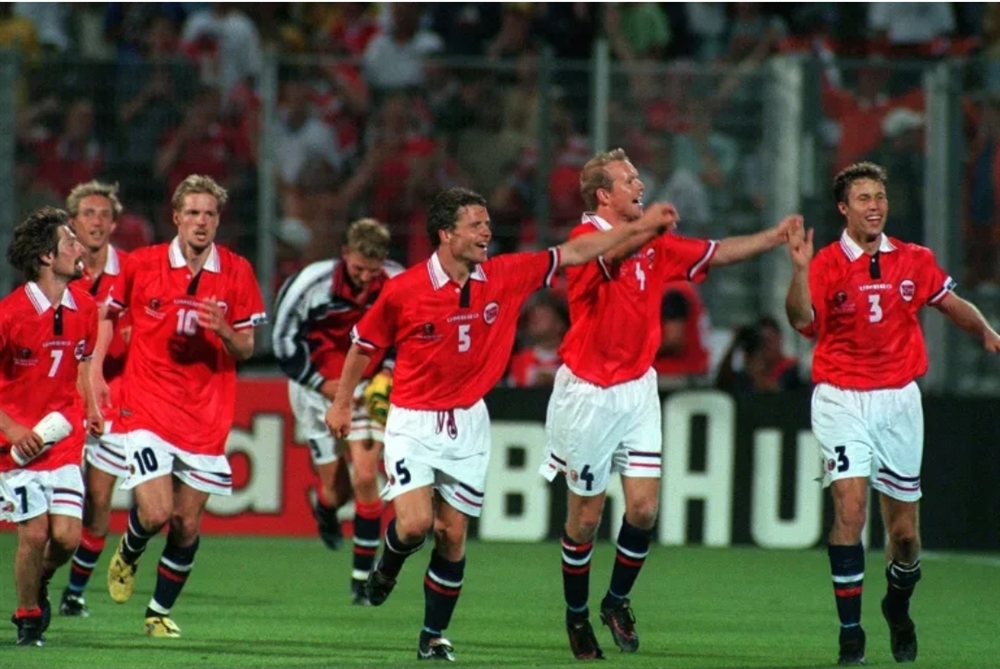 قبل قمة الليلة .. هل تكرر النرويج صدمة 1998 أمام البرازيل؟