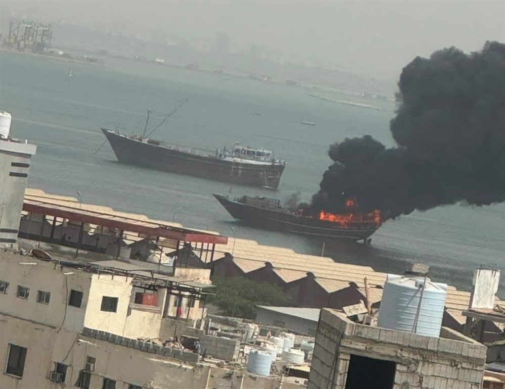 اندلاع حريق في سفينة شحن خشبية بميناء المعلا في عدن