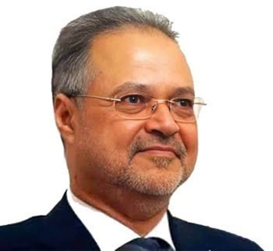 مستشار رئاسي ينتقد ضبابية مواقف بعض المسؤولين ويؤكد : من يتولى مسؤولية في الدولة لا يملك رفاهية الصمت