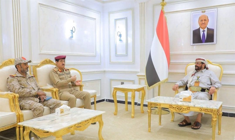 العرادة يشدد على رفع الجاهزية القتالية ويؤكد تعزيز التنسيق بين القوات المسلحة والأمن