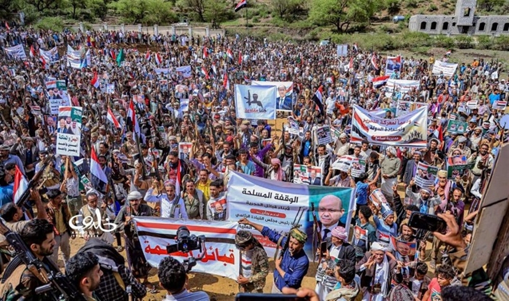 وقفة قبلية مسلحة حاشدة في المواسط تؤكد استعدادها لاسناد معركة استكمال التحرير