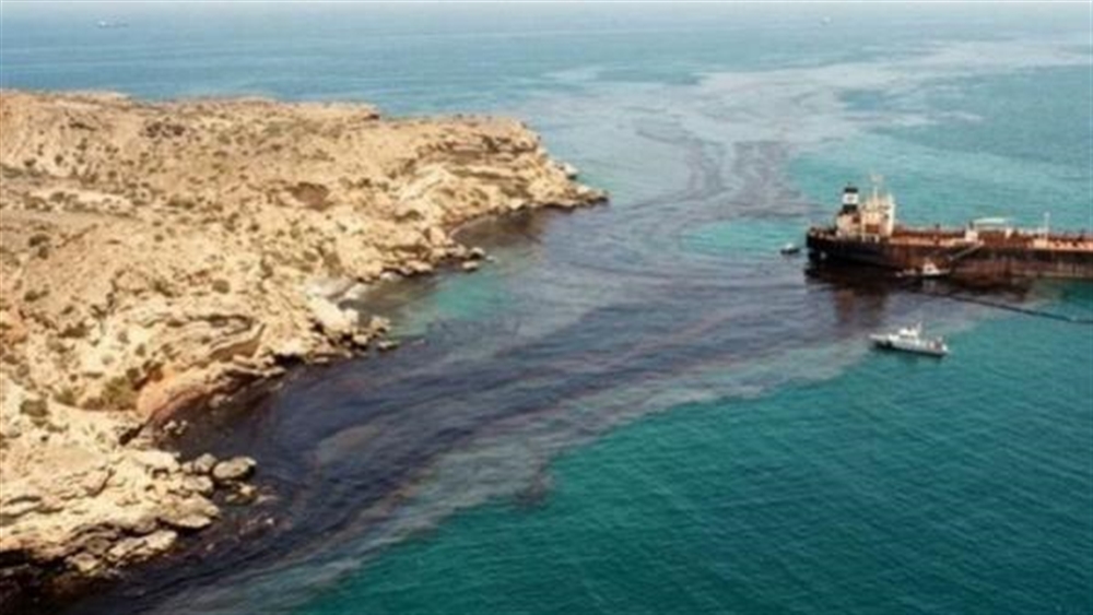 منظمة بحرية: تسرب نفطي من ناقلة جانحة قبالة عُمان يتجه نحو البر الرئيسي