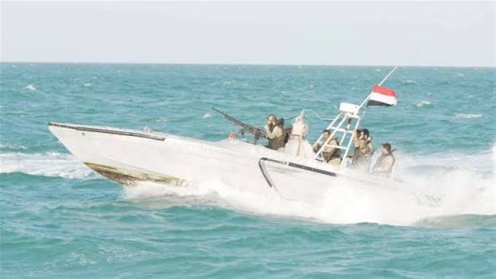 القوات البحرية وخفر السواحل تعلن تدمير زورقين حوثيين