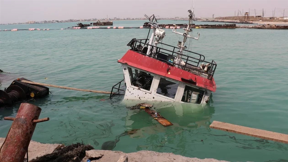 مليشيا الحوثي تستهدف سفينة في باب المندب بستة صواريخ باليستية