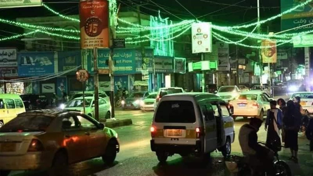 صنعاء.. مليشيا الحوثي تجبر معامل الخياطة على تزيين المحلات بالقماش الأخضر