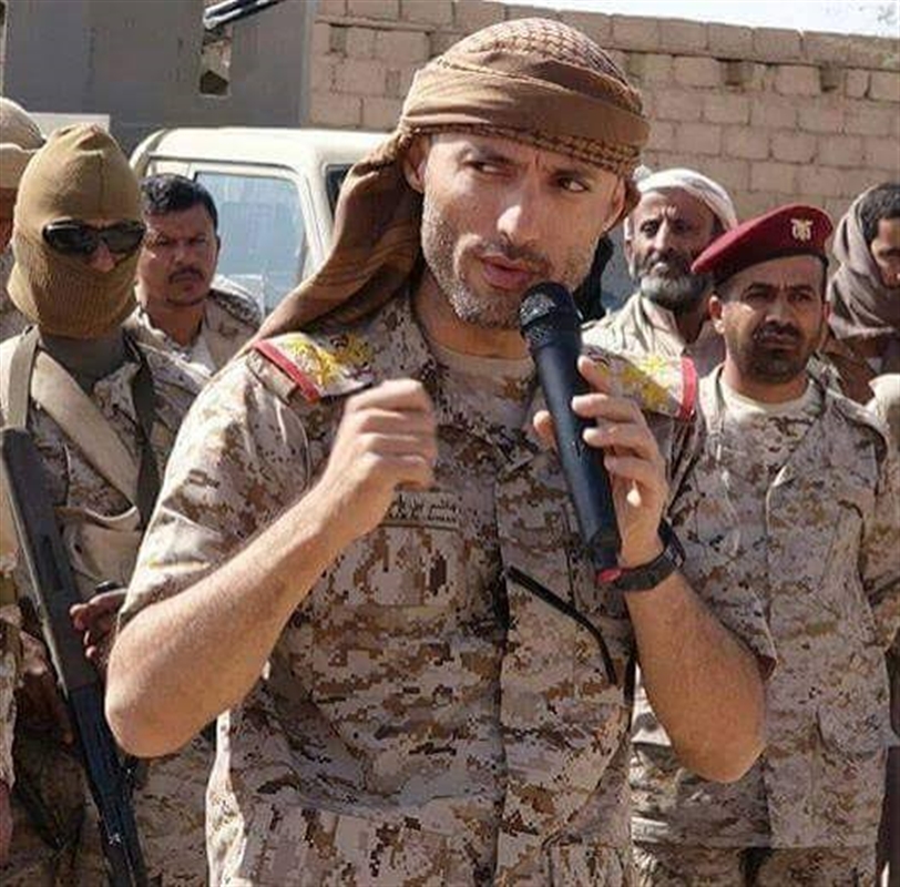 العليمي يعين اللواء هاشم الأحمر مستشارا له ويرقيه إلى رتبة فريق