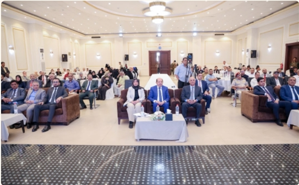رئيس الوزراء يدشن إعادة إصدار الجريدة الرسمية في عدن بعد توقف أكثر من 11 عاماً