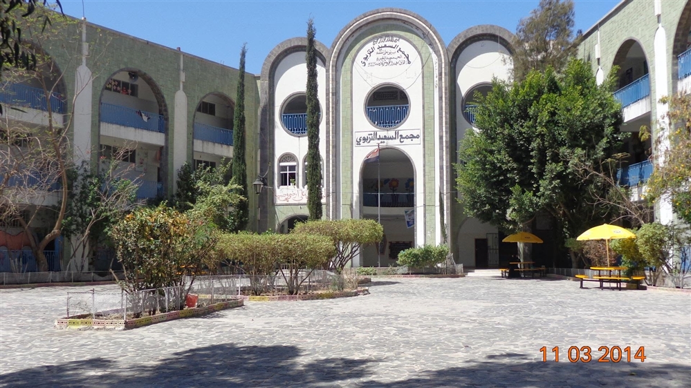 إب.. مسلح حوثي يقتحم مدرسة للبنات لفرض شعار الجماعة بالقوة