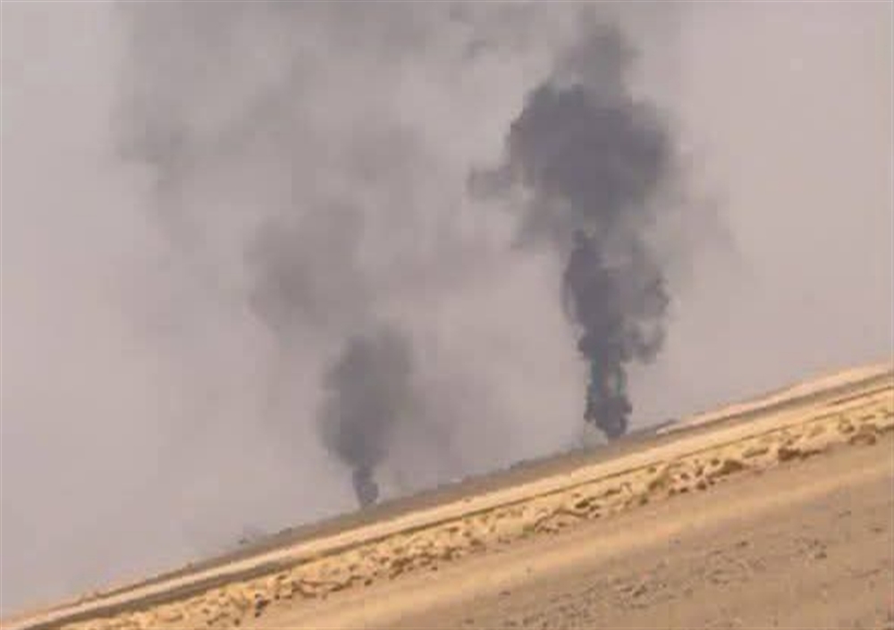 مليشيا الحوثي تستهدف قاطرات وهنجراً عسكرياً فارغا قرب الوديعة