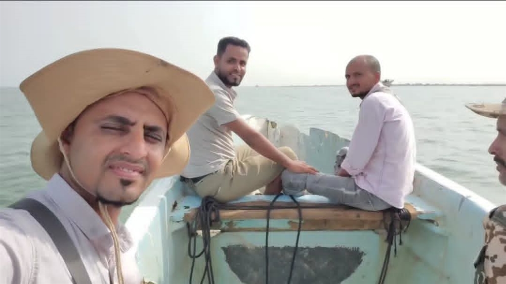 أمن الساحل يمنع الإعلام من تغطية ضحايا قصف حوثي استهدف صيادين جنوب الحديدة