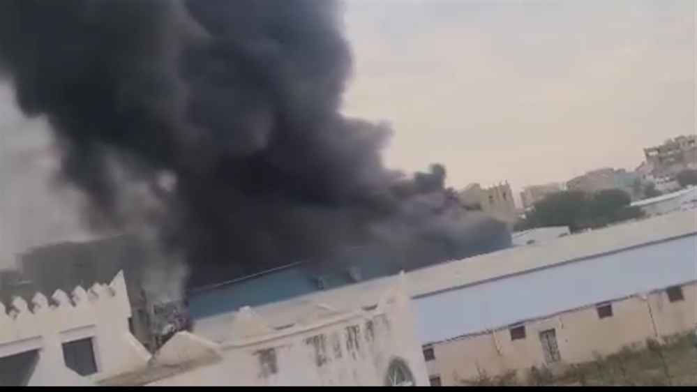 حريق يلتهم مصنعًا للإسفنج والبلاستيك غربي مدينة تعز