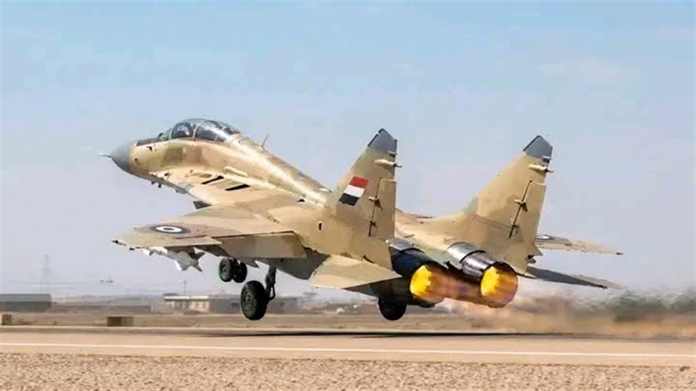الطيران الحربي يدخل المعركة ويقصف مواقع الحوثيين في جبهات تعز والحديدة